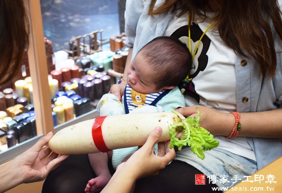 謝寶寶(台中北區嬰兒寶寶滿月剃頭理髮、免費嬰兒剃胎毛儀式吉祥話)。中國風會場，爸媽寶貝免費穿「日中韓」古裝禮服。專業拍照、DVD光碟、證書。★購買「臍帶章、肚臍章、胎毛筆刷印章」贈送：剃頭、收涎、抓周，三選一。 2015.11.15 照片11
